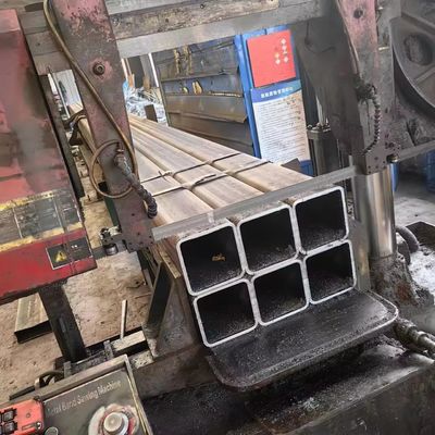 Высокотемпературная устойчивость 40x40 мм Углерод квадратная стальная цепная труба 12M Длина для длины 12M Декоиллинг и обработка